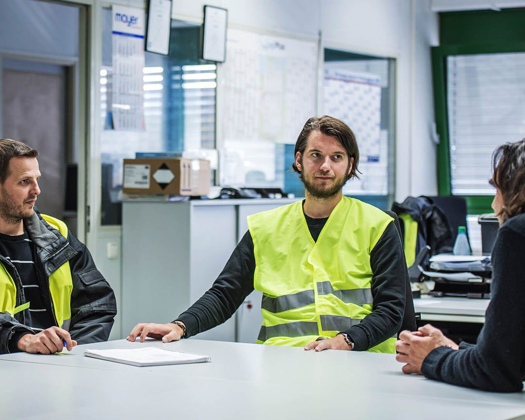 Pascal Schober in der Besprechung mit Kollegen